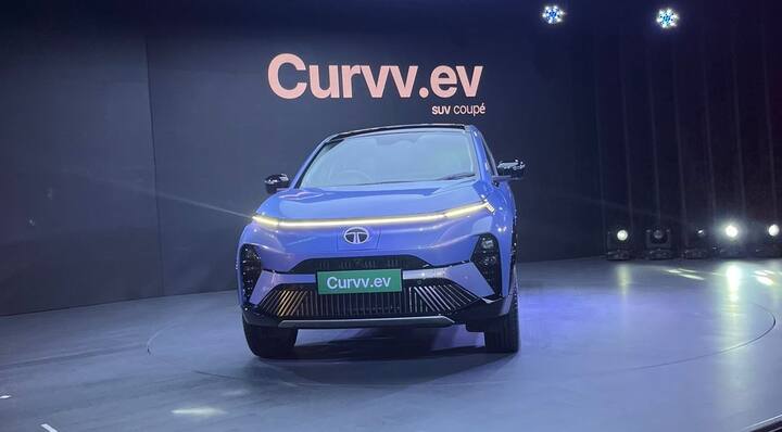 12.3 அங்குல தொடுதிரை, டிஜிட்டல் இன்ஸ்ட்ரூமென்ட் கிளஸ்டர், சைகையுடன் இயங்கும் டெயில்கேட், பனோரமிக் சன்ரூஃப், சாய்ந்த பின் இருக்கை, பவர்ட் ஓட்டுனர்கள் இருக்கை, ADAS, பவர்ட் ஹேண்ட்பிரேக் என பல்வேறு அம்சங்கள் டாடா கர்வ்வில்  சேர்க்கப்பட்டுள்ளது.