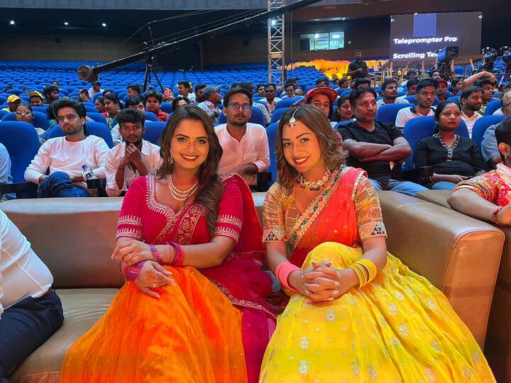 इन प्रस्तुतियों ने दर्शकों को महादेव की भक्ति में डूबो दिया और सभी ने खुलकर तालियों से तीनों का स्वागत किया.