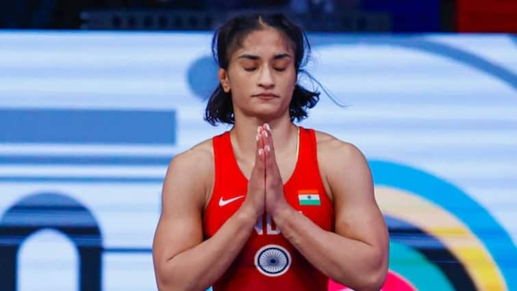 how vinesh phogat weight gain overnight meerut coach reveals reason why vinesh phogat was disqualified from paris olympics 2024 Vinesh Phogat: तो ऐसे बढ़ गया था विनेश फोगाट का वजन? कुश्ती कोच ने उठाया बड़े राज से पर्दा; कहा - खाने से...