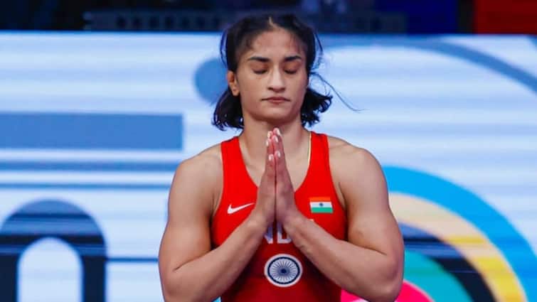 Vinesh Phogat: तो ऐसे बढ़ गया था विनेश फोगाट का वजन? कुश्ती कोच ने उठाया बड़े राज से पर्दा; कहा - खाने से...