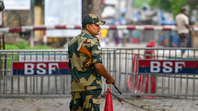 Bangladesh Violence Crisis Anti Quota Protests Hindus At Risk Ministers Flee Bangladesh Crisis: 440 Dead, 'Hindus Attacked', Ministers Flee — What's Happening In Violence-Hit Nation