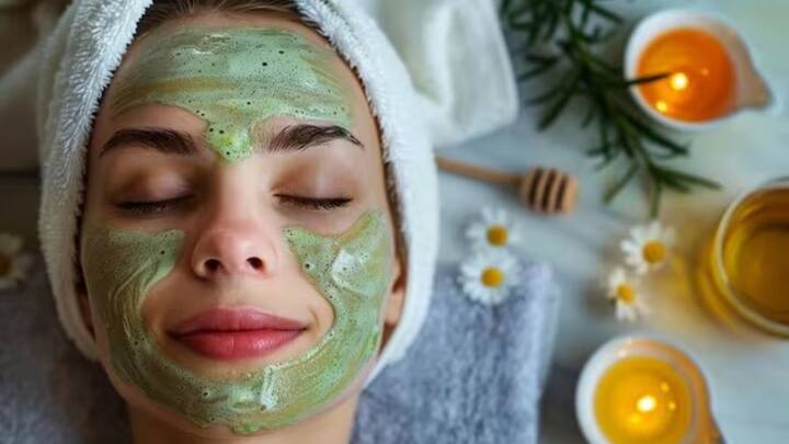 ਤੁਸੀਂ ਕਰੇਲੇ ਦੇ ਰਸ ਦੀ ਵਰਤੋਂ ਟੋਨਰ ਦੇ ਤੌਰ 'ਤੇ ਕਰ ਸਕਦੇ ਹੋ। ਇਸ ਦੇ ਜੂਸ ਨੂੰ ਸਪਰੇਅ ਬੋਤਲ 'ਚ ਭਰ ਕੇ ਚਿਹਰੇ 'ਤੇ ਸਪਰੇਅ ਕਰੋ।