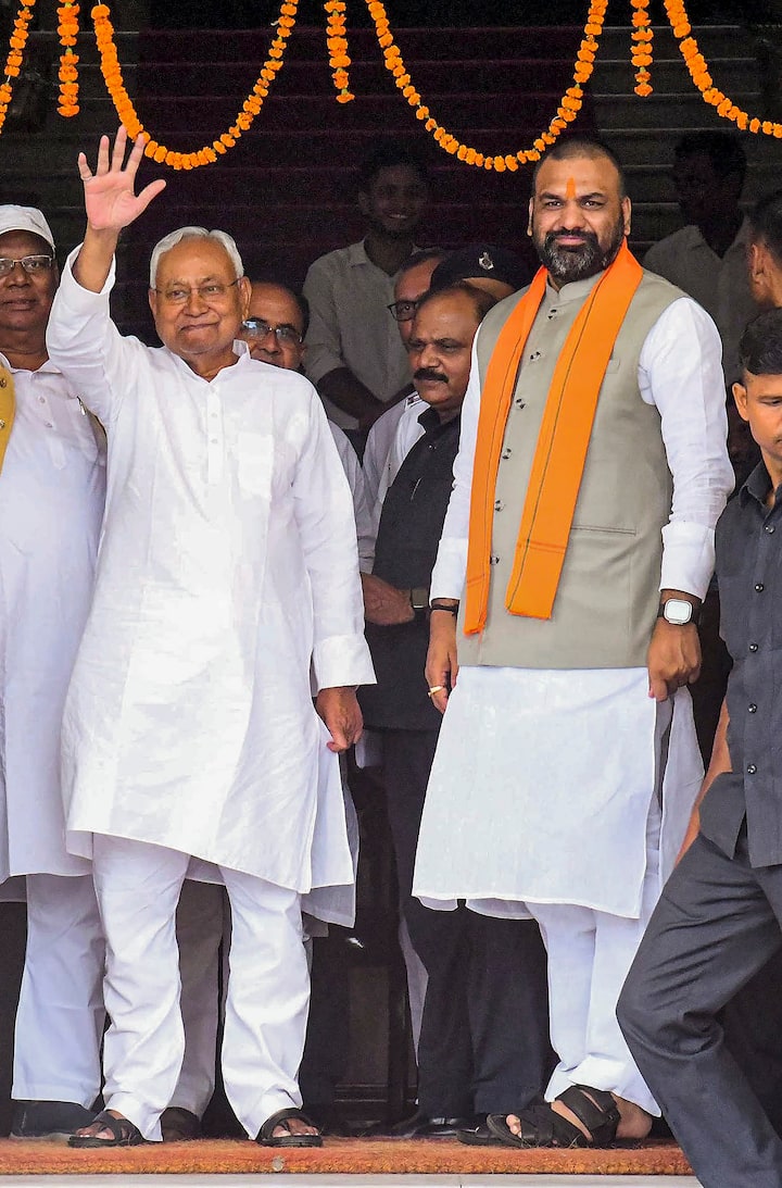 मुख्यमंत्री नीतीश कुमार की पार्टी पर सवाल खड़े करते हुए पीके ने कहा कि जेडी(यू) वह टायर है, जो पहले ही पंचर हो चुका है, जबकि राजद खुद के दम पर चुनाव नहीं जीती है.