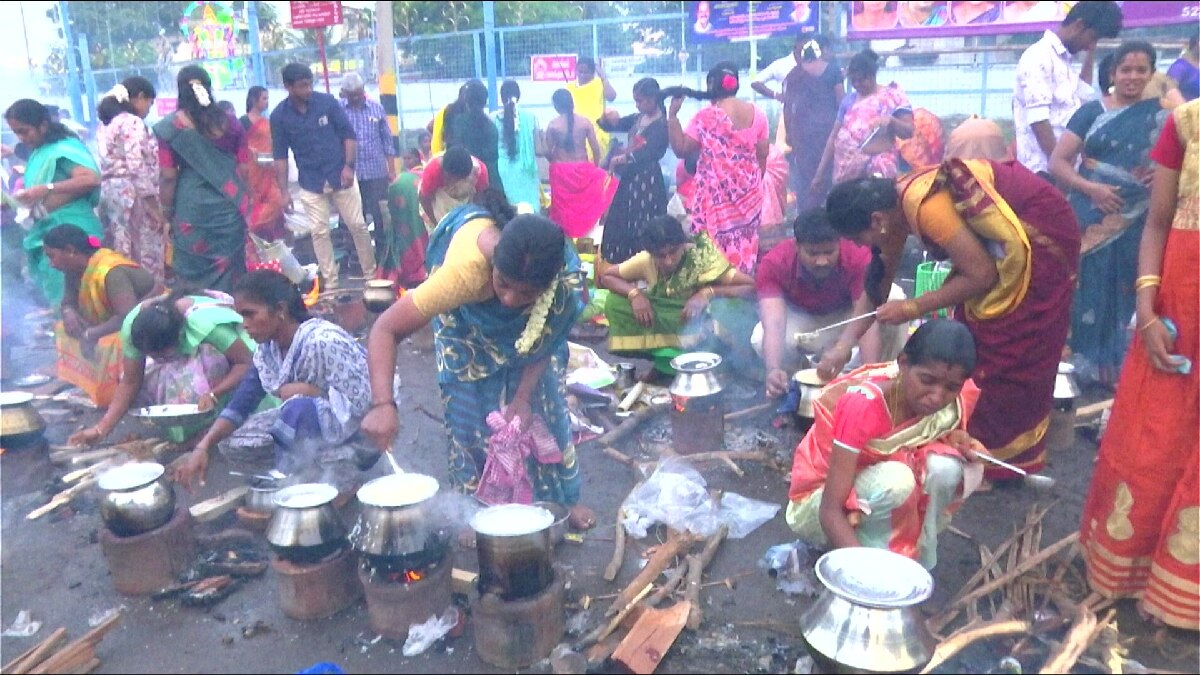 Aadi Festival: கோட்டை மாரியம்மன் கோயில் ஆடித் திருவிழா - அம்மனுக்கு நேர்த்திக்கடன் செலுத்திய பக்தர்கள்