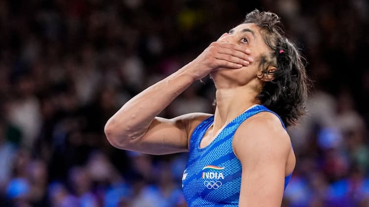 paris olympics 2024 vinesh phogat tried to draw blood disqualified 100 grams weight issue Paris Olympics 2024: खून निकाला और बाल भी कटवाए, फिर भी क्यों खाली हाथ रहीं विनेश, पढ़ें सभी सवालों के जवाब