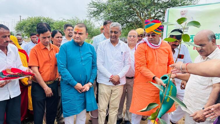 Hariyali Teej 2024 minister Madan Dilawar planted saplings in Jodhpur under ek ped maa ke naam ANN Hariyali Teej 2024: जोधपुर में शिक्षा मंत्री मदन दिलावर ने किया पौधारोपण, पर्यावरण को हरा भरा रखने में मांगा सहयोग