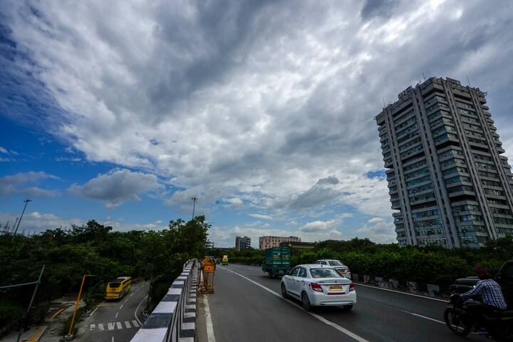 जबकि 11 अगस्त और 12 अगस्त को दिल्ली में बारिश या गरज के साथ तेज बौछारें पड़ने की उम्मीद है. इस बीच अधिकतम तापमान 32 से 33 डिग्री के आसपास रहने की उम्मीद है.