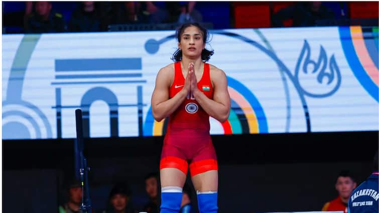 Vinesh Phogat Disqualified 50 kg Freestyle Wrestling Final paris Olympics 2024 Vinesh Phogat: ఒలింపిక్స్‌లో భారత్‌కు షాక్- వినేశ్ ఫోగాట్‌పై అనర్హత వేటు- 100 గ్రాములతో వంద కోట్ల మంది ఆశలు గల్లంతు