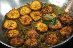 Vazhakkai Thengai Poriyal : இந்த வாழைக்காய் தேங்காய் வறுவலை செய்தால் சாதம் மீறாமல் சாப்பிடுவாங்க!