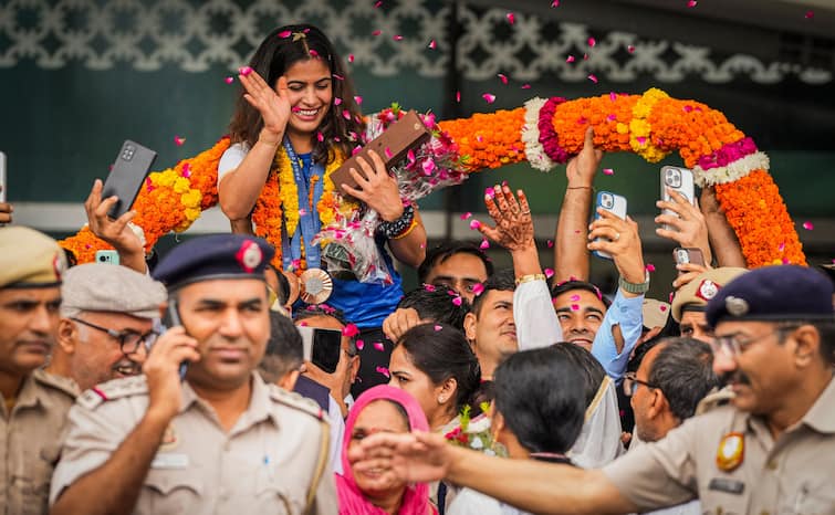 Paris Olympics 2024 Manu Bhaker Grand Welcome at Delhi Airport with coach Jaspal Rana Paris Olympics 2024: दो ब्रॉन्ज मेडल जीतकर भारत लौटीं मनु भाकर, देश ने ढोल-नगाड़ों से किया स्वागत