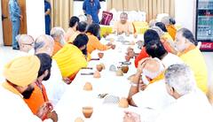 Yogi Adityanath: जिस अयोध्या में हारी BJP, वहां योगी आदित्यनाथ का फोकस! UP उप-चुनाव से पहले CM आधी रात को किससे मिलने पहुंचे?