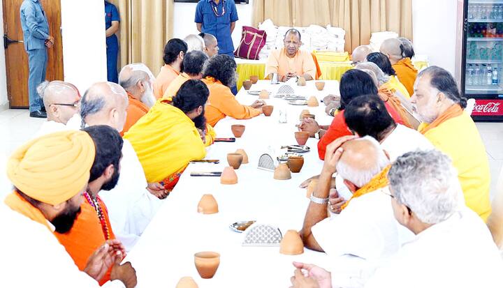 योगी आदित्यनाथ फिलहाल दो दिन के अयोध्या दौरे पर हैं. मंगलवार को दौरे के पहले दिन उन्होंने अहम और व्यस्त प्रशासनिक कार्यक्रमों के बीच स्थानीय साधु-संतों और धर्माचार्यों से भेंट की.