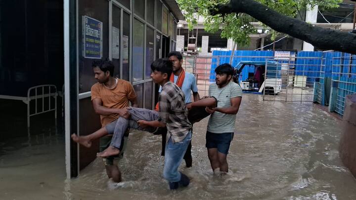 इमरजेंसी वार्ड में तैनात चिकित्सक डॉ सनाउल मुस्तफा का कहना है कि अस्पताल के इमरजेंसी वार्ड का भवन बाहरी सड़क से डाउन है, इस वजह से हल्की बारिश में भी पानी यहां जाम हो जाता है. जिससे मरीजों और डॉक्टर्स दोनों को परेशानी होती है.