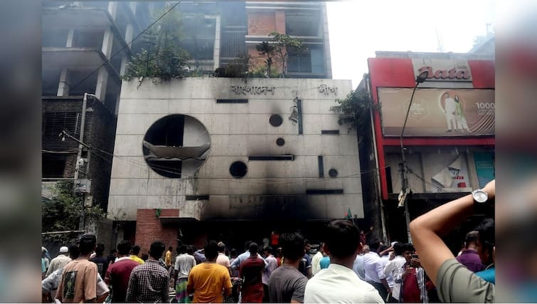 Bangladesh Crisis: India Brings Back Families Of Diplomats As Violence Escalates In Dhaka Bangladesh Crisis: India Brings Back Families Of Diplomats As Violence Escalates In Dhaka