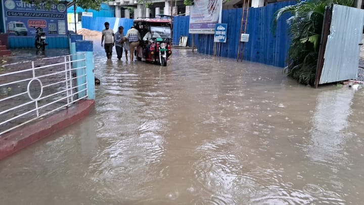 गोपालगंज के मॉडल सदर अस्पताल में हर दिन सैकड़ों लोग आते हैं, यहां के हालात ऐसे हैं कि मरीज के लिए अस्पताल में अंदर जाना और इलाज कराना भी मुश्किल हो गया है.