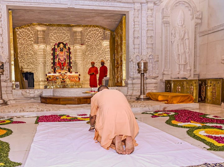 यूपी के सीएम ने पूरे देश में भव्य राम मंदिर बनाया, जहां उन्होंने रामला के सामने शीश नवाया।  उन्होंने दर्शन-पूजन के बाद सोशल मीडिया प्लेटफॉर्म एक्स पर बताया कि राम की कृपा ही जीवन का आधार है।