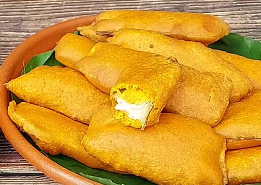 அதன் பின் சிறிதளவு தண்ணீர் சேர்த்து தோசை மாவு பதத்திற்கு மிக்ஸ் செய்து கொள்ளவும்.