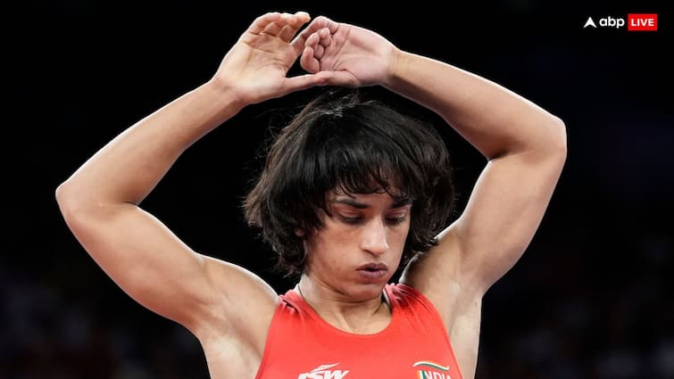 Vinesh Phogat Disqualified From Paris Olympic 2024 draws her blood cuts hairs nails to reduce weight paris olympics wrestling 50 kg category Know all details केस कापले, रक्तही काढलं, पण शेवटी होत्याचं नव्हतं झालंच; विनेशची वजन कमी करण्यासाठी प्रयत्नांची पराकाष्ठा!