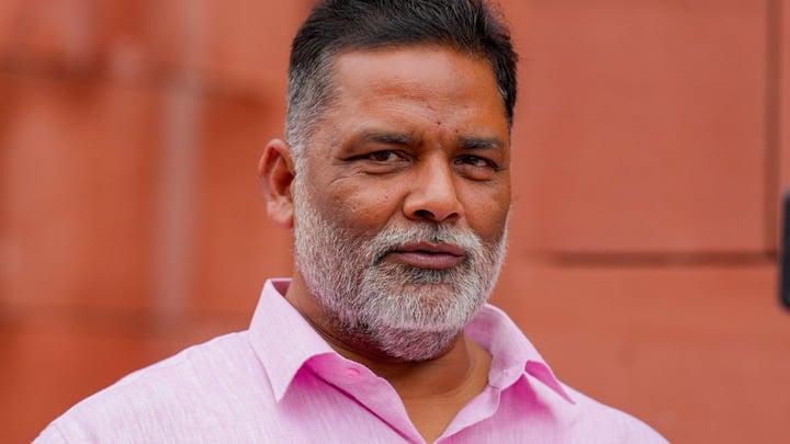 पप्पू यादव ने कहा कि हमें अपने देश के आर्थिक और सुरक्षा की दृष्टिकोण पर काम करने की जरूरत है. उन्होंने कहा कि चीन बांग्लादेश पर गिद्ध दृष्टि डाले हुआ था, जो कि कामयाब हो गया है. हमें सजग रहने की जरूरत है.