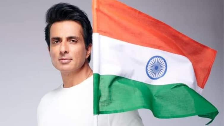 Sonu Sood wanted to help Indians stuck at Bangladesh Entertainment Bangladesh News Bollywood Sonu Sood on Bangladesh: বাংলাদেশে আটকে পড়া ভারতীয়দের ফিরিয়ে আনার উদ্যোগ সোনু সুদের