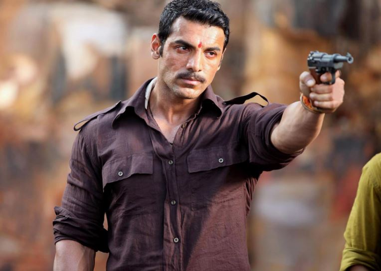 गैंगस्टर मन्या सूर्वे पर बनी इस फिल्म में John Abraham संग Kangana ने दिए थे ढेरों इंटीमेट सीन, आपने देखी है ये मूवी?