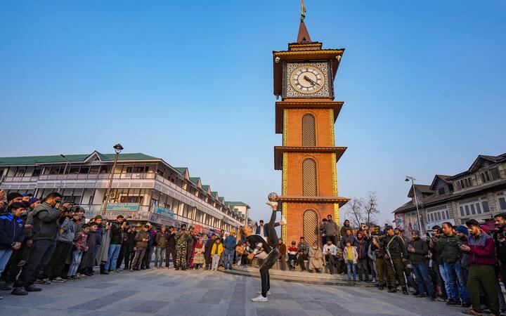 सूत्रों ने बताया कि नौ अगस्त को ईसी की टीम सुबह नौ बजे श्रीनगर में मुख्य सचिव के साथ पुलिस महानिदेशक से मुलाकात करेगी.