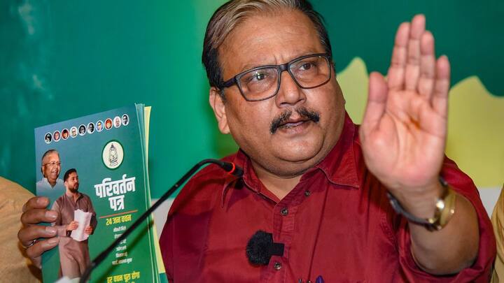 उन्होंने कहा कि यह एक मल्टी लेयर आर्किटेक्चर है. एक एक्सट्रीम फिलॉसफी थी. कोटा पर कोर्ट का जजमेंट था. उन्होंने कहा कि हम बीते चुनाव को भी याद करें तो पूरे आर्किटेक्चर को देखकर लगता है कि उसकी परिणति हुई है कि शेख हसीना को देश छोड़ना पड़ा. बांग्लादेश के राष्ट्रपिता की प्रतिमा के साथ दुर्व्यवहार किया गया. इन सब को देखते हुए हमारी सरकार जो भी फैसला लेगी हम उनके साथ हैं. दूसरे देशों के मुकाबले बांग्लादेश से हमारे संबंध बहुत अच्छे रहे हैं.