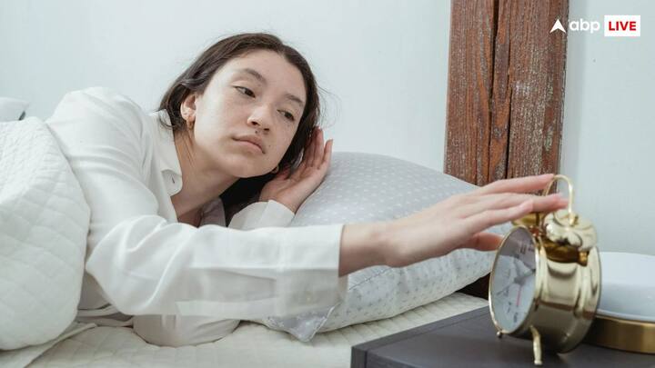 एक्सपर्ट्स के अनुसार नींद के दौरान शरीर में कई तरह की परेशानियां होती हैं. इस हबीच बजने वाले तेज अलार्म का असर सबसे ज्यादा होता है.