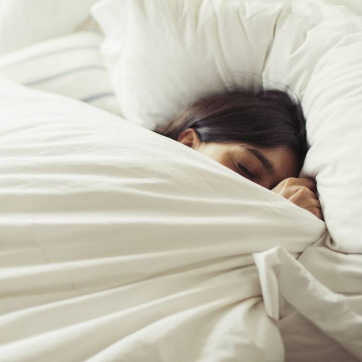 ਮਾਹਰਾਂ ਦਾ ਮੰਨਣਾ ਹੈ ਕਿ ਘੱਟ ਨੀਂਦ ਕਈ ਤਰ੍ਹਾਂ ਦੀਆਂ ਸਿਹਤ ਸਮੱਸਿਆਵਾਂ ਦਾ ਕਾਰਨ ਬਣ ਸਕਦੀ ਹੈ। ਹਾਲਾਂਕਿ, ਕੁਝ ਲੋਕ ਅਜਿਹੇ ਹਨ ਜਿਨ੍ਹਾਂ ਨੂੰ ਬਹੁਤ ਜ਼ਿਆਦਾ ਨੀਂਦ ਆਉਂਦੀ ਹੈ, ਜੋ ਕਿ ਕੁਝ ਵਿਟਾਮਿਨਾਂ ਦੀ ਕਮੀ ਦੇ ਕਾਰਨ ਹੋ ਸਕਦੀ ਹੈ।