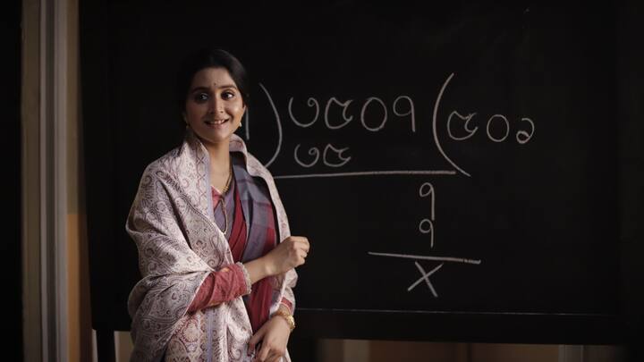 देबचंद्रिमा सिंघा रॉय होईचोई बंगाली इंटरनेट सीक्वेंस परिणीता की तैयारी पर गौरव चक्रवर्ती के साथ देबचंद्रिमा सिंघा रॉय: केवल 1 महीना हाथ में होने पर, खुद को 'परिणीता' कैसे बनाएं देबचंद्रिमा कहती हैं, 'इससे पहले, मैंने 'प्रेम पड़ा बरन' के लिए शूटिंग की थी। 'परिणीता' के लिए मुझे सिर्फ 1 महीना मिला। गौरव चक्रवर्ती की बातचीत और चाल में एक उत्साह है। मेरे पास वह बिल्कुल नहीं है. '
