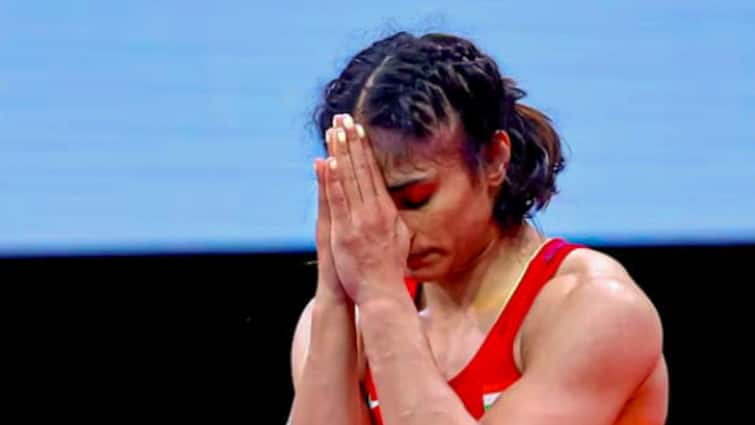 Why Wrestler Vinesh Phogat Disqualified from Paris Olympics 2024 know details Vinesh Phogat: पेरिस ओलंपिक से क्यों 'डिसक्वालीफाई' हुईं विनेश फोगाट? गोल्ड मेडल के लिए फाइनल में किया था क्वालीफाई