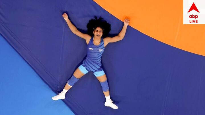 ২০১৬ সালে রিও অলিম্পিক্সে সময় হাঁটুর চোটে কেরিয়ার প্রায় শেষ হতে চলেছিল। কিন্তু সেখান থেকেই নিজেকে ফের তৈরি করেছিলেন ভিনেশ। ধৈর্য্য ধরেছিলেন। বিশ্বাস রেখেছিলেন নিজের ওপর।