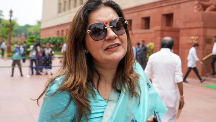 शिवसेना (उद्धव ठाकरे गुड) से सांसद प्रियंका चतुर्वेदी ने कहा कि स्थिति बहुत नाजुक है और अभी भी उसी तरह बनी हुई है. विदेश मंत्री का बयान महत्वपूर्ण था. प्रियंका ने कहा कि सरकार बयान के साथ - साथ विपक्ष भी इसे मुद्दे पर आगे बढ़ रहा है. प्रियंका चतुर्वेदी ने कहा कि बांग्लादेश हमारा पड़ोसी देश है और हमारे देश के हित में जो भी निर्णय लेगी, हमें उसे जल्द से जल्द सुनिश्चित करना होगा. बांग्लादेश में भारतीय भी हैं, उनको भी वापस लाना होगा.