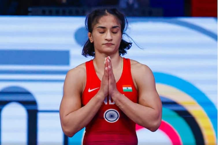 Vinesh Phogat admitted to hospital due to dehydration helth  Paris Olympics 2024 news मोठी बातमी :  विनेश फोगाटची प्रकृती बिघडली, तातडीने रुग्णालयात दाखल, डीहायड्रेशनचा त्रास