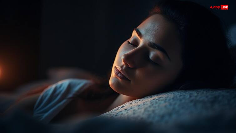 Sleeping in Complete Darkness Can Lower Diabetes Risk New Study Reveals क्यों जरूरी है अंधेरे में सोना? नहीं जानते हैं तो आज ही जान लें सोने का सही तरीका