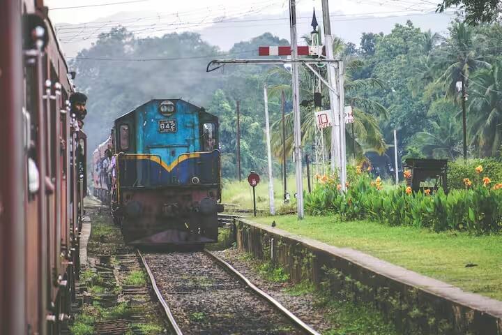 इस ट्रेन का नाम मैत्री एक्सप्रेस है. जो पश्चिम बंगाल के कोलकाता से बांग्लादेश तक जाती है.