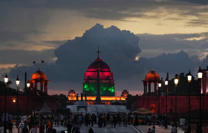 मौसम विभाग के अनुसार दिल्ली में आज और कल हल्की से मध्यम बारिश हो सकती है और 9 अगस्त और 10 अगस्त को आंशिक बादल छाए रहेंगे और हल्की बारिश हो सकती है.