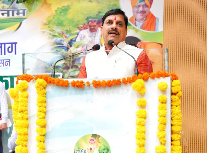 बता दें मोहन यादव आज से दो दिवसीय बेंगलुरु दौरे पर रहेंगे. बेंगलुरु में सीएम 7 और 8 अगस्त को आयोजित निवेशकों के साथ दो दिवसीय इंवेस्टर रोड शो में शामिल होंगे. इस दौरान सीएम उद्योगपतियों से संवाद करेंगे और मध्य प्रदेश में निवेश के लिए आमंत्रण देंगे.