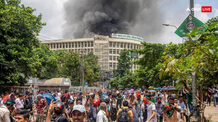 Bangladesh Crisis News Indian government evacuate indian high commission and consulate staff from Bangladesh unrest बांग्लादेश में हिंसा के बीच वापस भारत लौटे दूतावास के कई कर्मचारी, उच्चायोग में काम रहेगा जारी