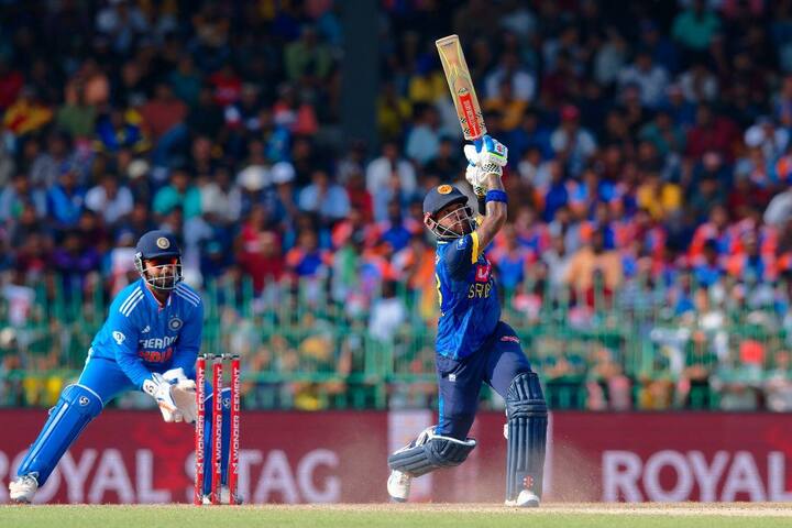 श्रीलंकेनं भारताविरुद्ध 50 ओव्हरमध्ये 7 विकेटवर 248 धावा केल्या आहेत. यामध्ये निसांकानं 45, फर्नांडोनं 96 आणि कुसल मेंडिसनं 59 धावा केल्या.