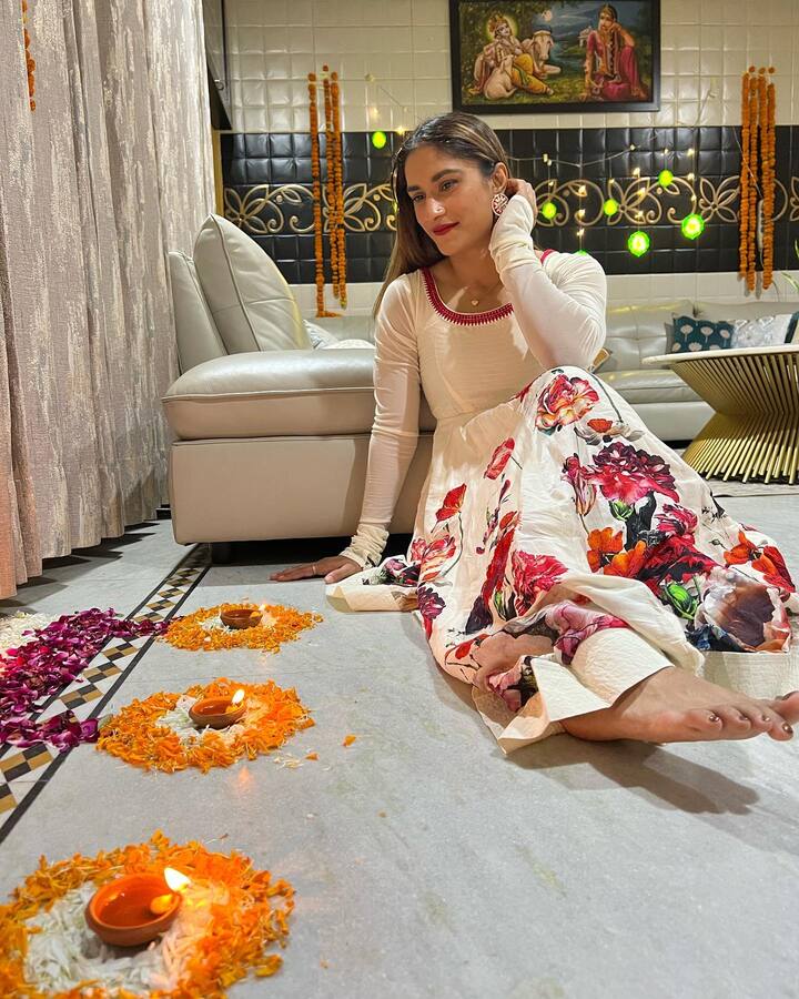 मात्र हा आनंद आजच्या सकाळने हिरावून घेतला. कारण कालच्या पेक्षा विनेशचे आजचे वनज 100 ग्रॅम जास्त आढळल्यानं, ऑलिम्पिकने तिला अपात्र ठरवले.