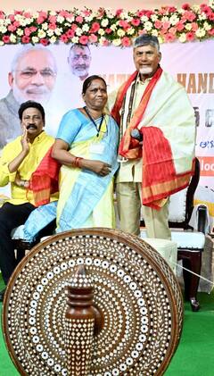 In Pics: చీరల షాపులో చంద్రబాబు, భార్య కోసం ఏరికోరి రెండు చీరలు కొనుగోలు - ఫోటోలు