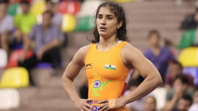 Vinesh Phogat disqualified Why did doctors advise her against losing weight for Paris Olympics Vinesh Phogat: पॅरिस ऑलिम्पिकपूर्वी कठोर डाएट, 59 किलोवरुन 50 किलोपर्यंत वजन घटवलं, पण अखेर काही ग्रॅम वजनाने विनेश फोगटचा घात केलाच