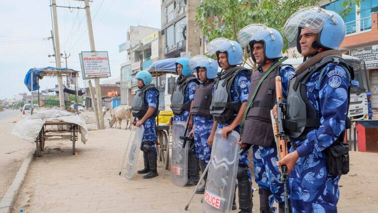 हरियाणा के सिरसा में मोबाइल इंटरनेट पर रोक, सरकार का आदेश Haryana News Mobile internet and bulk SMS services suspended in Sirsa 8th August Nayab Singh Saini हरियाणा के सिरसा में मोबाइल इंटरनेट पर रोक, सरकार का आदेश