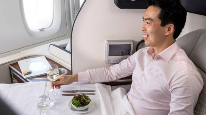 बिजनेस क्लास में सफर करने वालों को काफी सुविधा दी जाती है. उन्हें बड़ी और आरामदायक सीट मिलती हैं. ज्यादा लेग स्पेस मिलता है. उन्हें बढ़िया क्वालिटी का खाना दिया जाता है. इसके साथ ही उन्हें अलग से चप्पल दी जाती है कंबल दिया जाता है. नॉइस कैंसिलेशन हेडफोन दिया जाता है. मैगजीन दी जाती है. बहुत सारी सुविधाएं मिलती है .