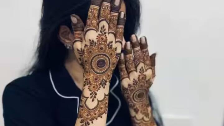 ਜੇਕਰ ਤੁਸੀਂ ਵੀ ਹਰਿਆਲੀ ਤੀਜ 'ਤੇ ਪੂਰਾ ਮੇਕਅੱਪ ਅਤੇ ਮਹਿੰਦੀ ਲਗਾਉਣਾ ਚਾਹੁੰਦੇ ਹੋ, ਤਾਂ ਇਹ ਮਹਿੰਦੀ ਡਿਜ਼ਾਈਨ ਤੁਹਾਡੇ ਲਈ ਸਭ ਤੋਂ ਵਧੀਆ ਵਿਕਲਪ ਹੋ ਸਕਦਾ ਹੈ।