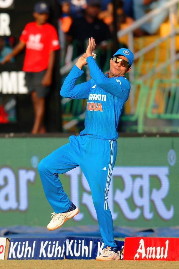 श्रीलंका क्रिकेट बोर्डानं मॅचसंदर्भातील अनेक फोटो शेअर केले आहेत. त्यामध्ये शुभमन गिलनं घेतलेल्या कॅचचा देखील फोटो आहे. या फोटोचा दाखला देत काही जणांकडून शुभमन गिलचा पाय बाऊंड्रीला लागल्याचा दावा केला जात आहे.