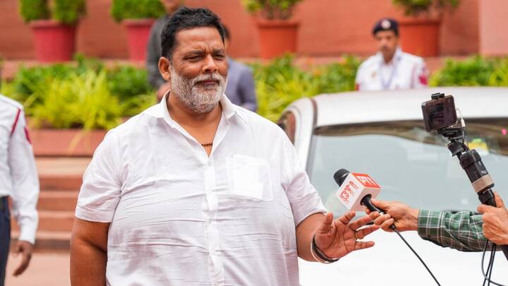 निर्दलीय सांसद पप्पू यादव ने कहा कि हालात अच्छे नहीं है और हमें ऐसे समय में इंदिरा गांधी की याद आती है. पप्पू यादव ने कहा कि वियतनाम से लेकर नेपाल जैसे पड़ोसी देश शांत बैठे हुए हैं. अमेरिका भी अपनी राजनीति करता है. उन्होंने कहा कि एक-एक करके हमारे पड़ोसी देश हमारे दुश्मन होते चले जाएंगे. इससे पता चलता है कि हमारी पॉलिसी सही नहीं है.