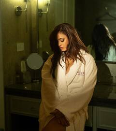 Shweta Tiwari : बाथरोबमध्ये फोटो पोस्ट करत अभिनेत्रीने वाढवला पारा, तृप्ती डिमरीसारख्या तरुणींना देतेय टक्कर