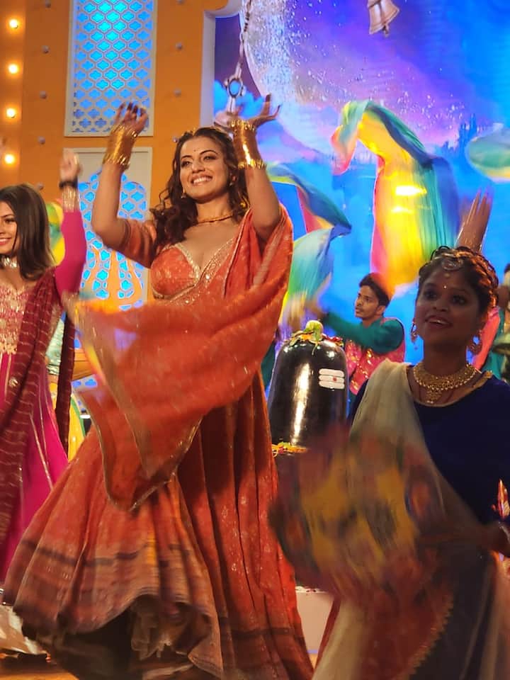 जब इन सितारों ने मंच संभाला तो पूरा सभागार भोले बाबा की भक्ति में झूम उठा. अक्षरा सिंह ने अपनी दिलकश आवाज और अदाओं से महादेव की महिमा का गुणगान किया.